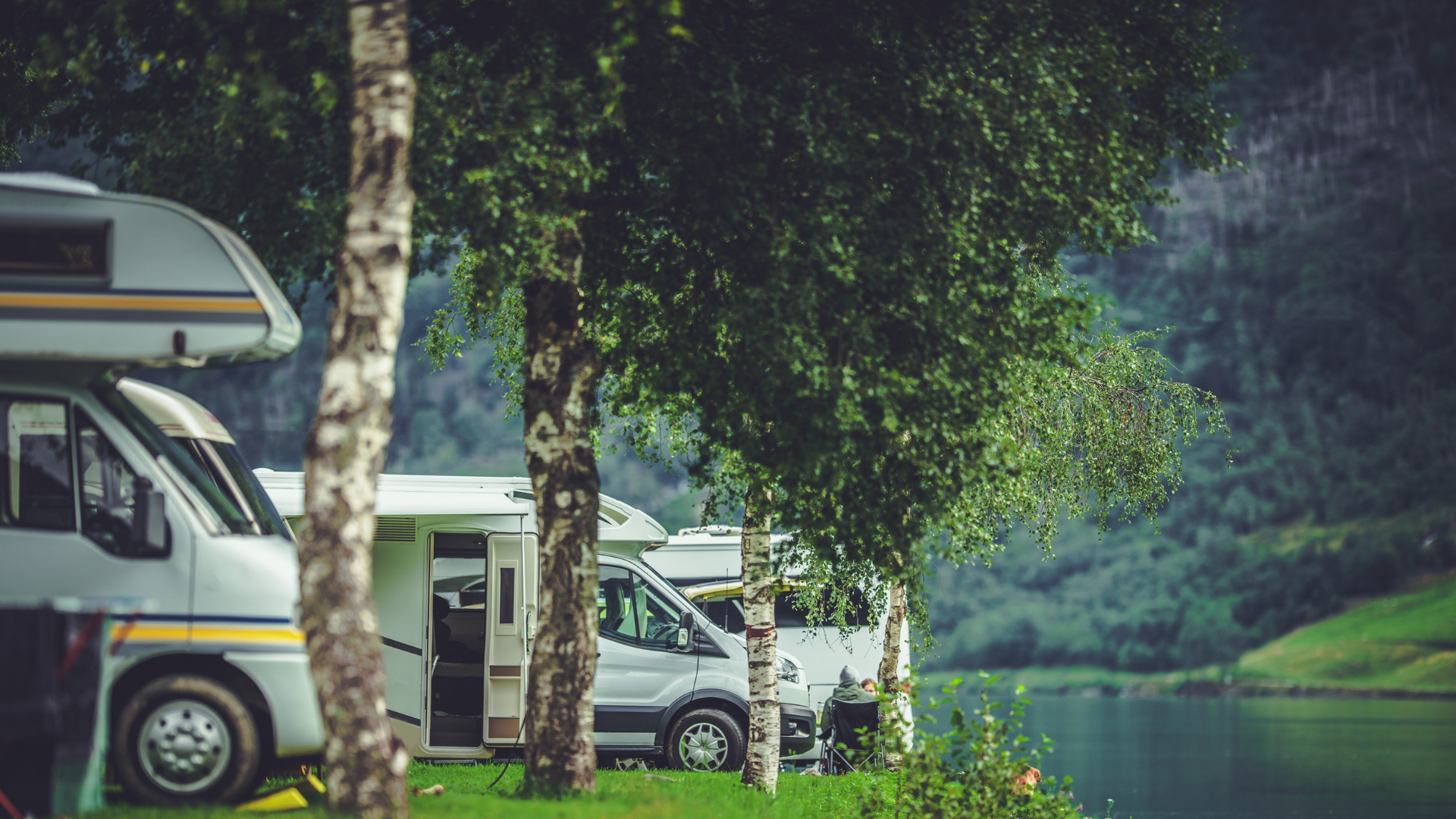 Plusieurs camping-cars installés au bord d’un lac