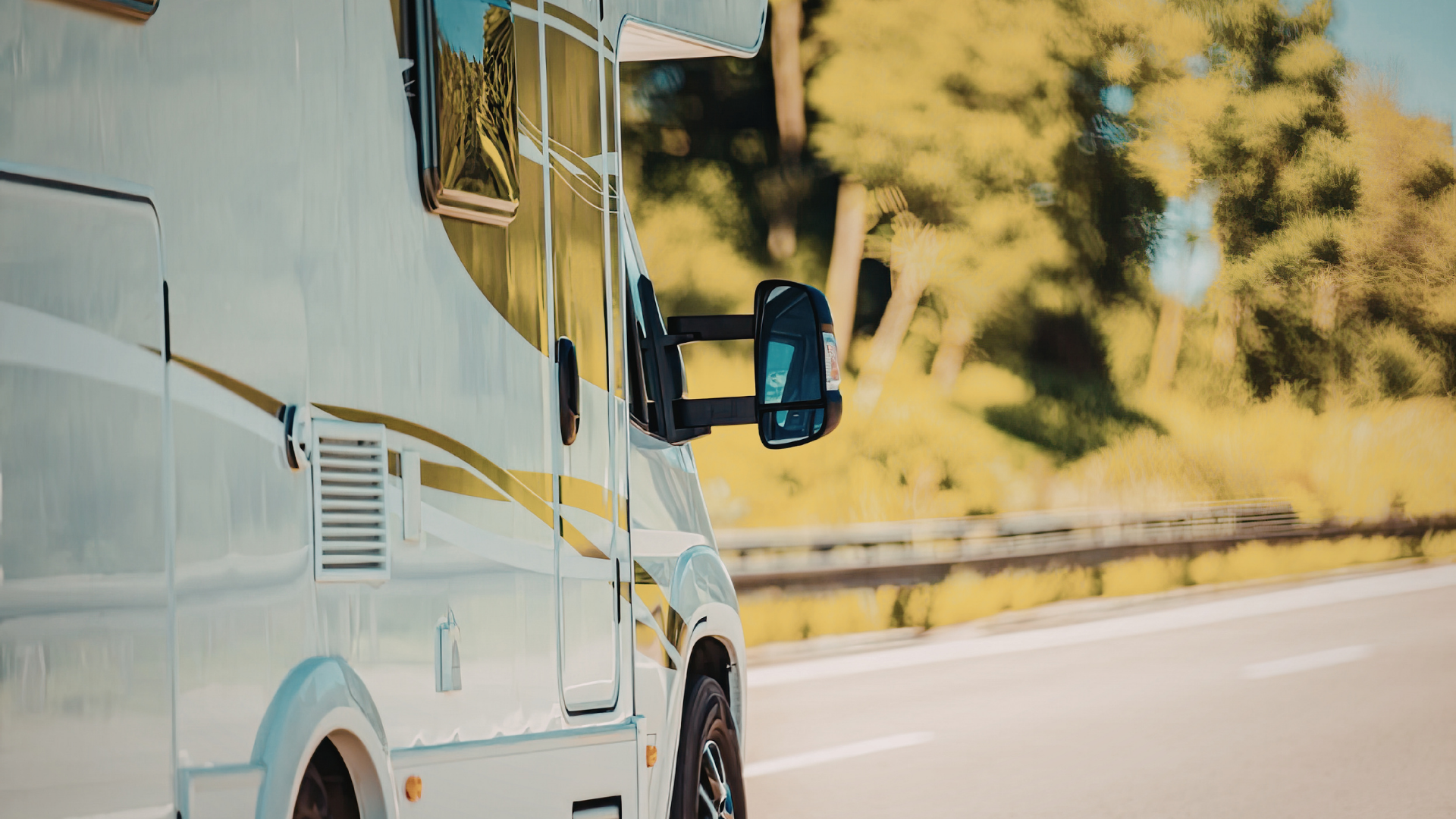 Camping-car circulant sur une route bordée d’arbres
